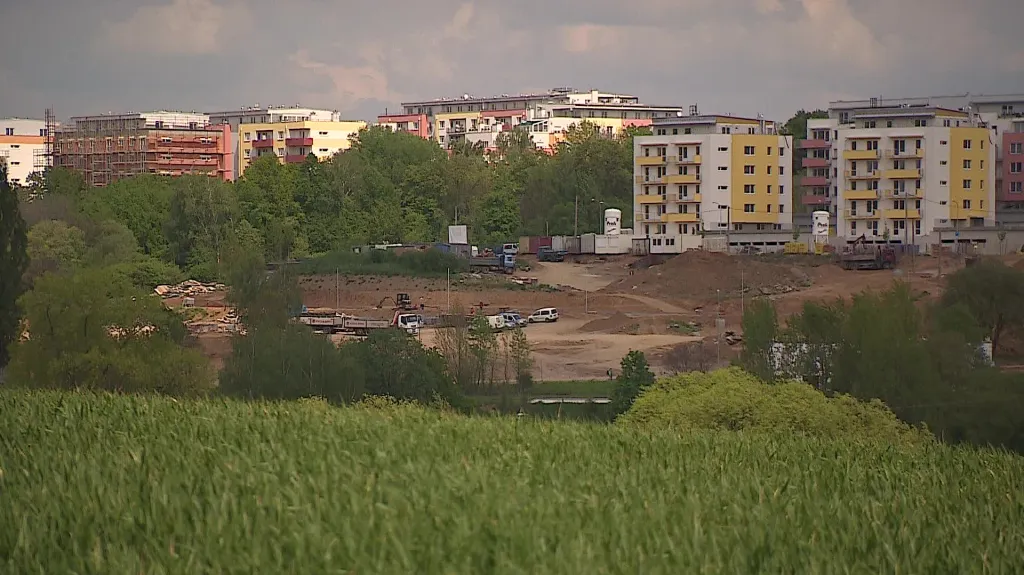 Kamechy rozděluje Křepelčí ulice