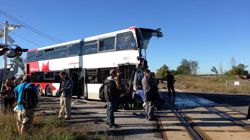 Srážka autobusu s vlakem v Ottawě