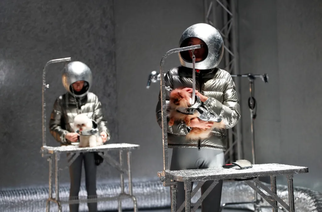 Jedna z kolekcí na Fashion Weeku v italském Miláně připomíná „marťanskou“ laboratoř