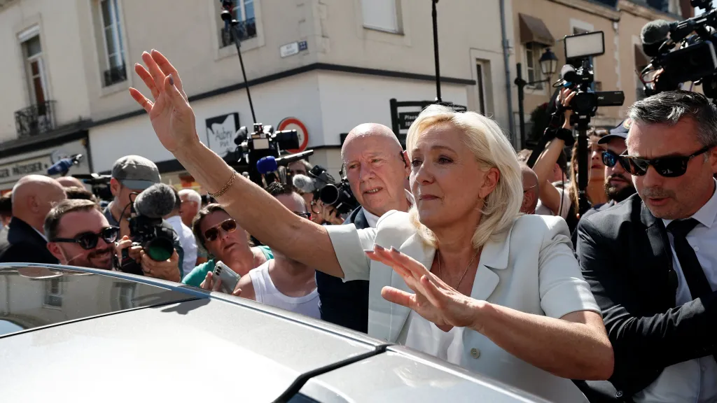 Marine Le Penová mává svým příznivcům (červenec 2026)