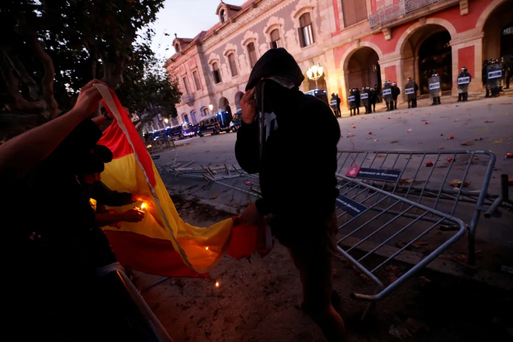 Na protest proti madridské vládě demonstranti zapálili několik španělských vlajek