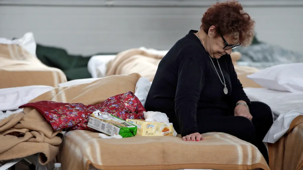 Obyvatelé Camerina v provizorních ubytovnách bezprostředně po zemětřesení