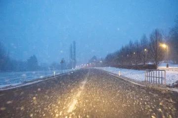 Po teplých dnech přichází ochlazení. V noci bude hodně sněžit, roztálý sníh opět zmrzne, na Moravě hrozí i povodně