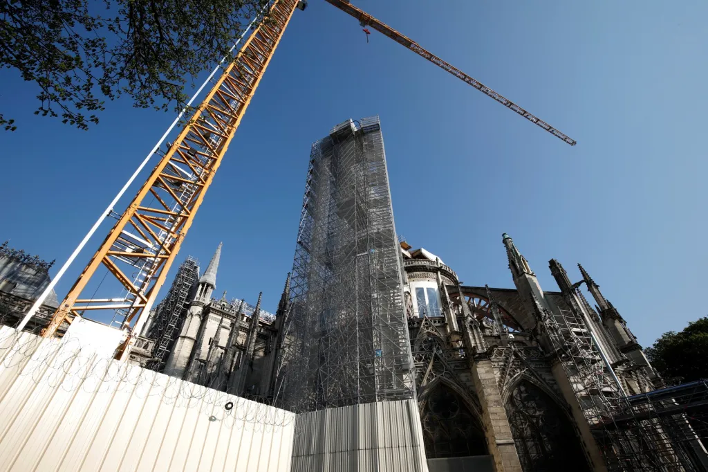 Francouzský prezident Emmanuel Macron, starosta Paříže Anne Hidalgo a generál francouzské armády Jean-Louis Georgelin navštívíli katedrálu Notre-Dame, která byla poškozena ničivým požárem před dvěma lety