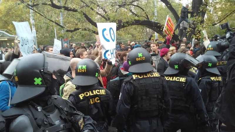 Na demonstraci odpůrců EU, migrace a islámu na náměstí Míru v Praze zasahovali 28. října těžkooděnci