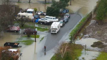 Muž uvázl v oblasti zaplavené řekou Wallace ve městě Gold Bar na severozápadě USA