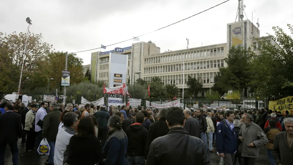 Lidé protestující proti vyklizení budovy ERT