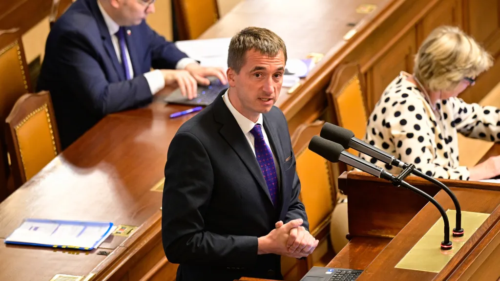 Ministr obchodu a průmyslu Lukáš Vlček (STAN) při projevu ve sněmovně