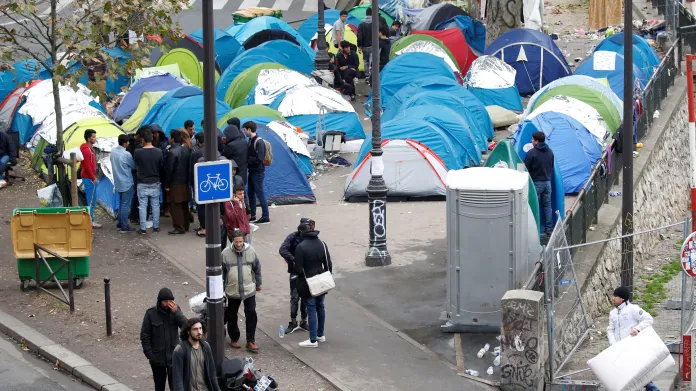 Migranti se usídlili v ulicích Paříže