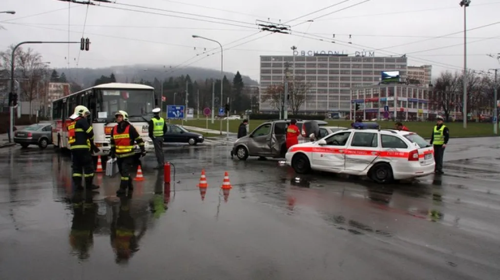 Nehoda autobusu a sanitky