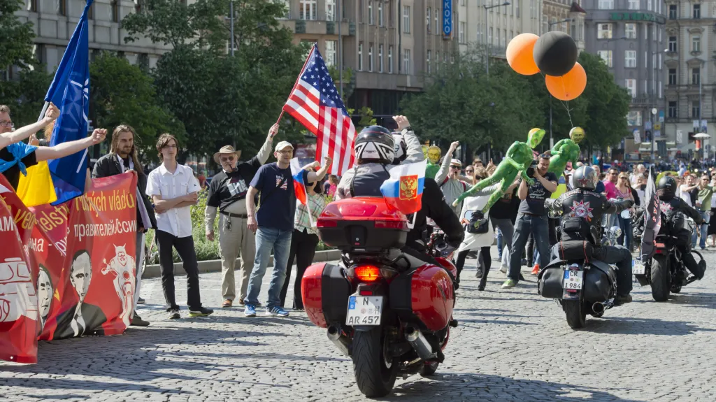 Noční vlci projeli centrem Prahy