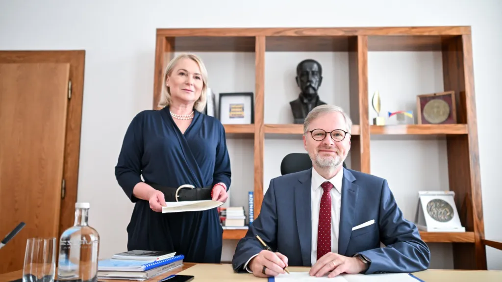Premiér Petr Fiala s ministryní obrany Janou Černochovou při podpisu obranné smlouvy s USA