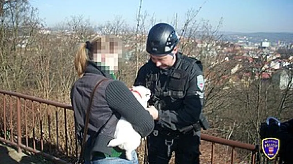 Policisté předali fenku šťastné majitelce