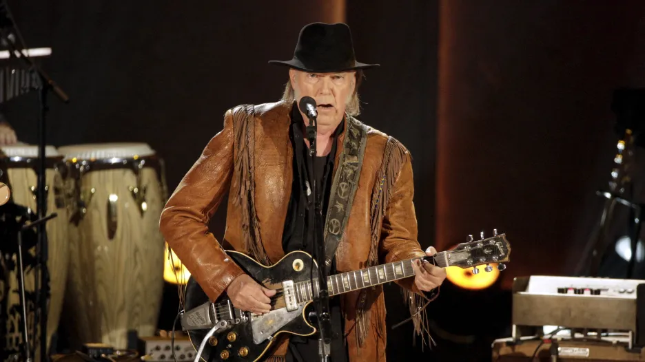 Neil Young při koncertě v roce 2015