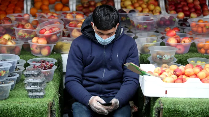 Prodejce ovoce a zeleniny v Birminghamu čeká na zákazníky