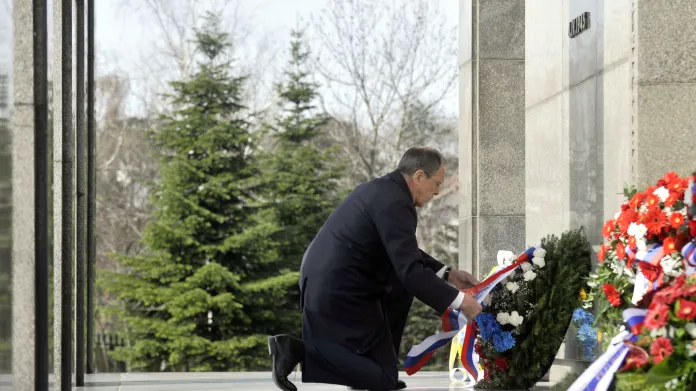 Sergej Lavrov pokládá věnec u památníku Slavín