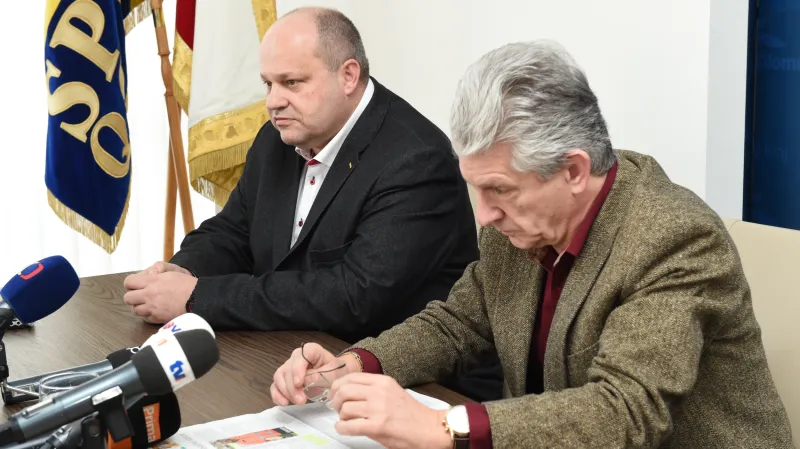 Ředitel Zdravotnické záchranné služby Olomouckého kraje Petr Hubáček (vlevo) a hejtman Olomouckého kraje Oto Košta (ANO)