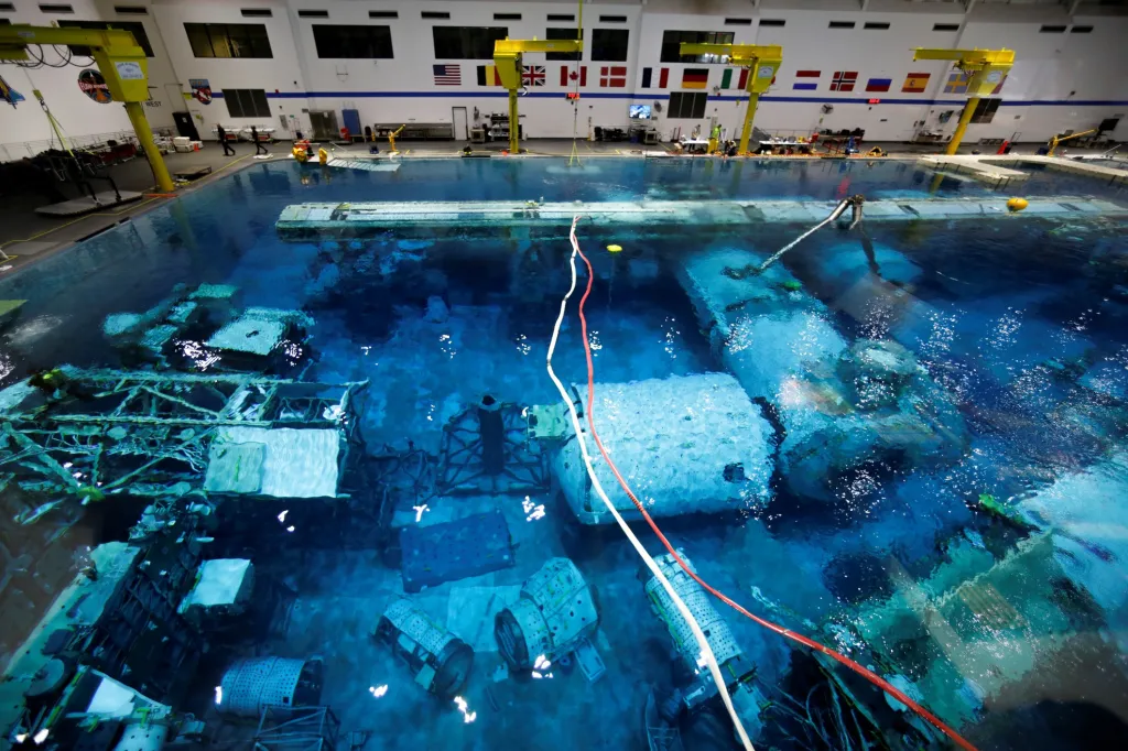 Celkový pohled na bazén v tréninkovém centru NASA. Voda dokáže velmi účinně a přitom levně simulovat prostředí, které existuje na vesmírné stanici
