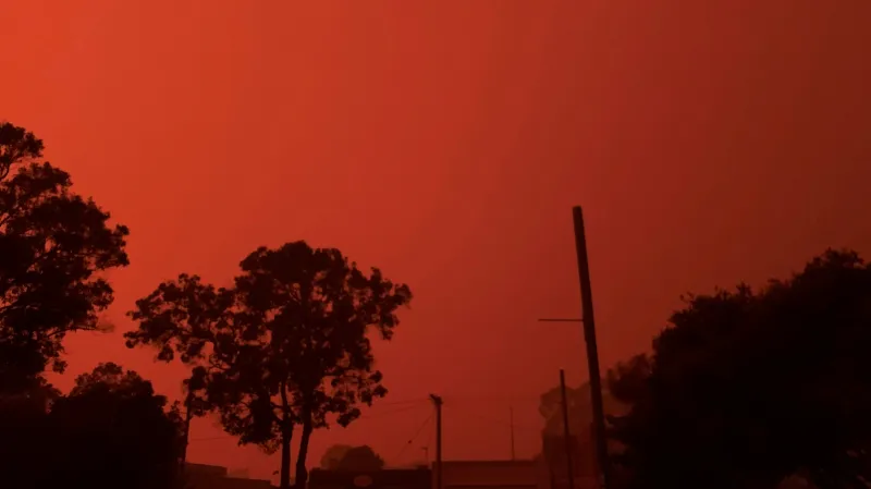 Rudé nebe ve městě Mallacoota