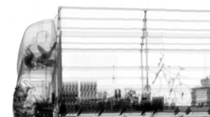 Rentgenový snímek nákladního auta s běženci