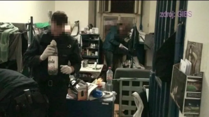 Razie na Mírově skončila obviněním šesti lidí