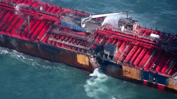 Tanker po srážce s kontejnerovou lodí u břehů východní Anglie