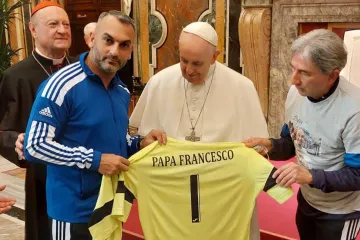168 hodin: Dvěma Čechům požehnal papež František. Učí malé fotbalisty z vyloučených lokalit