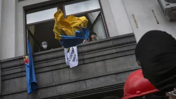 Separatisté v Luhansku vyhazují z okna ukrajinskou vlajku