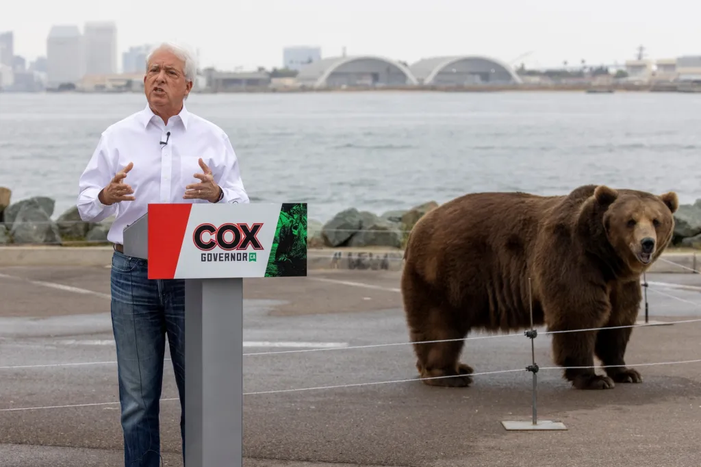 Kandidát na kalifornského guvernéra John Cox si na tiskovou konferenci v San Diegu v rámci kampaně za odvolání současného guvernéra Gavina Newsoma vzal medvěda