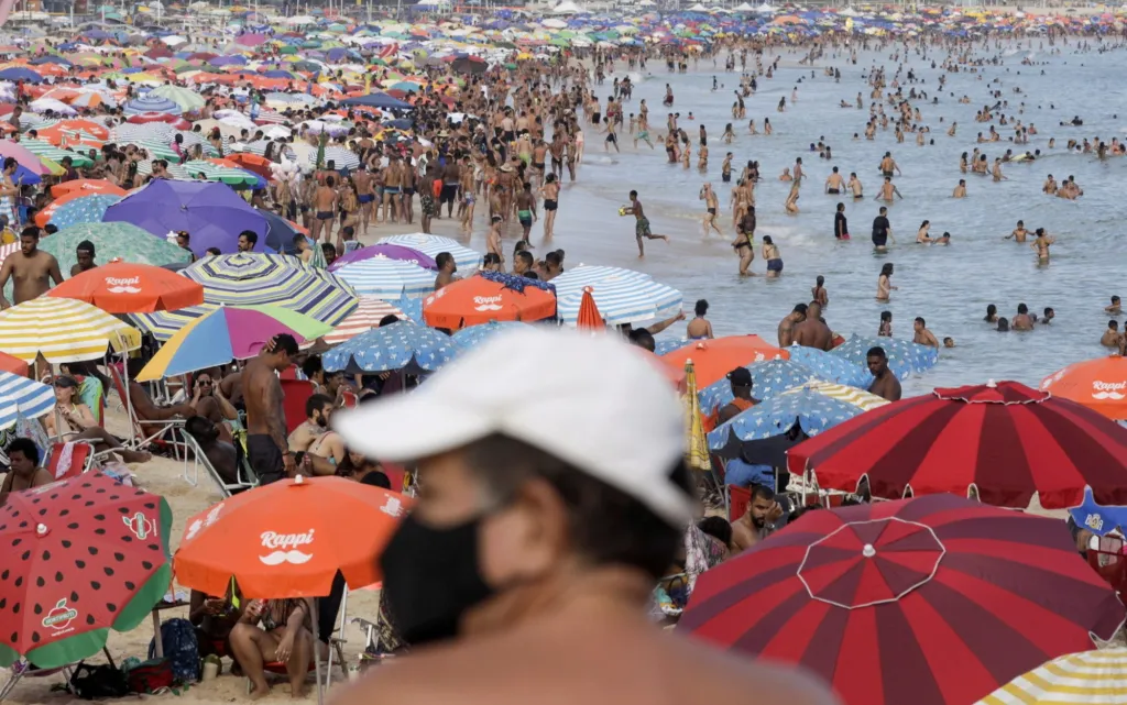 Na každoroční karneval v Riu de Janeiro mohou letos milovníci samby zapomenout. Obavy z šíření brazilského kmene onemocnění covid-19 jsou v zemi veliké. Tato zpráva ale obyvatele města nezaskočila. Naopak v dobré náladě zaplnili místní pláže