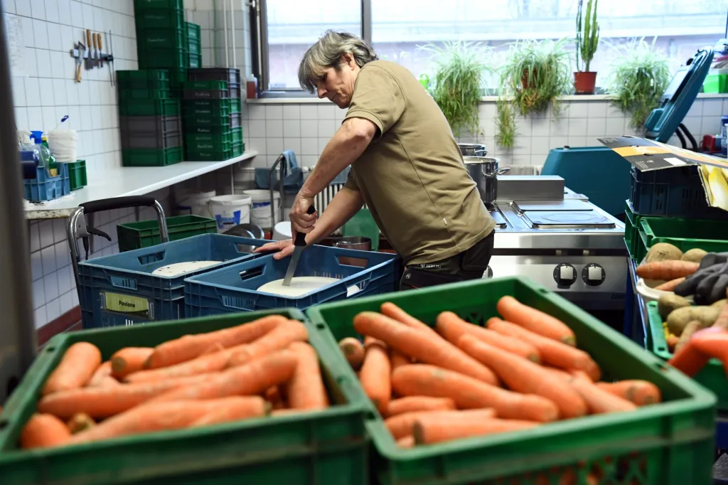 Pracovník v berlínské zoo připravuje potravu pro zvířata. Zatím je krmiva dostatek. Stává se, že jim občas nedorazí zásilky speciálního krmiva, které musí objednávat například v tropických oblastech