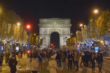 Francouzi se obávají nedostatku elektřiny a šetří. Vánočního osvětlení se ale nevzdají