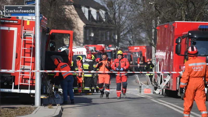 Hasiči pátrají pod troskami domu po lidech