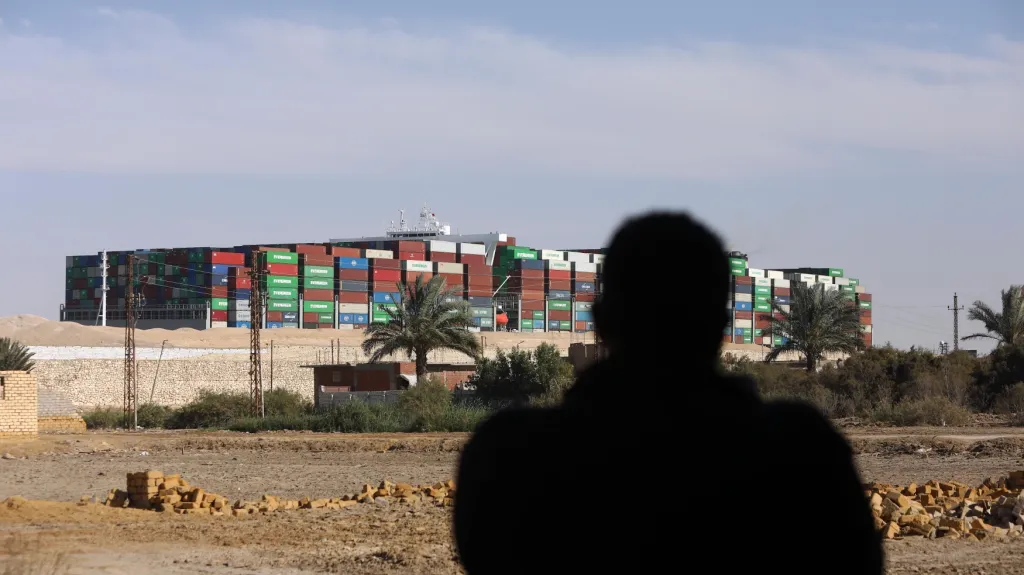 Uvolněná Ever Given pluje Suezským průplavem