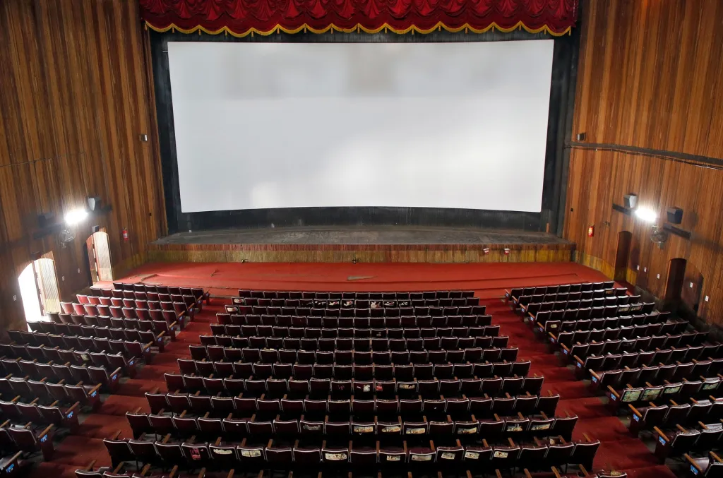 Většina divadel zrušila svá představení. Na fotografii je prázdný sál divadla v indickém Kochi