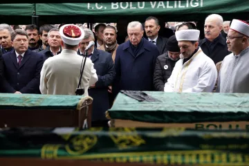 Turecko pohřbívá oběti požáru z horského hotelu