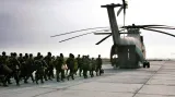 Vrtulník má rozsáhlý nákladní prostor s kapacitou 80 plně vyzbrojených vojáků nebo 20 000 kg nákladu