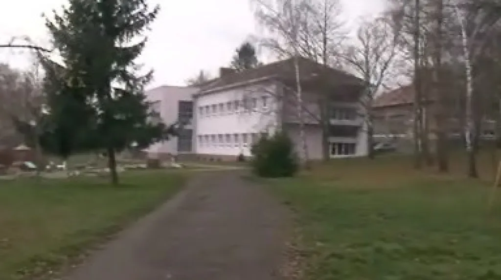 Dívka šla domů ze základní školy