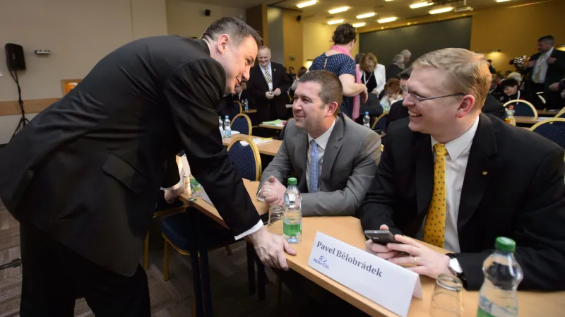 Martin Půta hovoří na sněmu STAN s Pavlem Bělobrádkem a Janem Hamáčkem