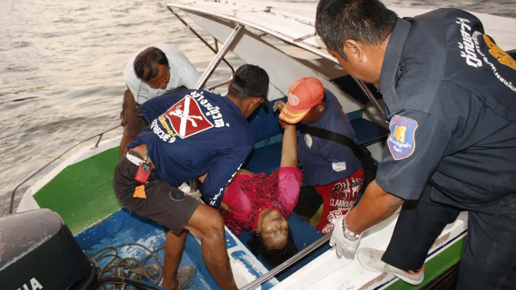 Thajští záchranáři zasahují u potopené lodi
