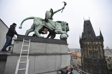 Světlonoš se lvem na budově ČNB skrývá novou časovou schránku. Svá poselství odhalí za 50 let