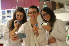 Studenti z Brna vymysleli, jak zbavit vodu sinic a toxinů pomocí půdních bakterií