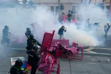 Protesty v Los Angeles nabraly po nasazení Národní gardy na síle