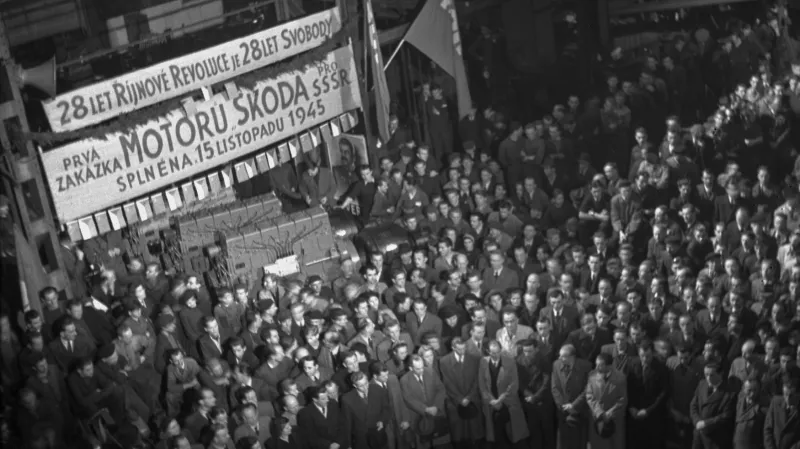 Závod Škoda na Smíchově - oslavy Říjnové revoluce. 7. listopadu 1945.