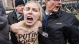 Aktivistka protustující proti Putinově návštěvě v Bruselu