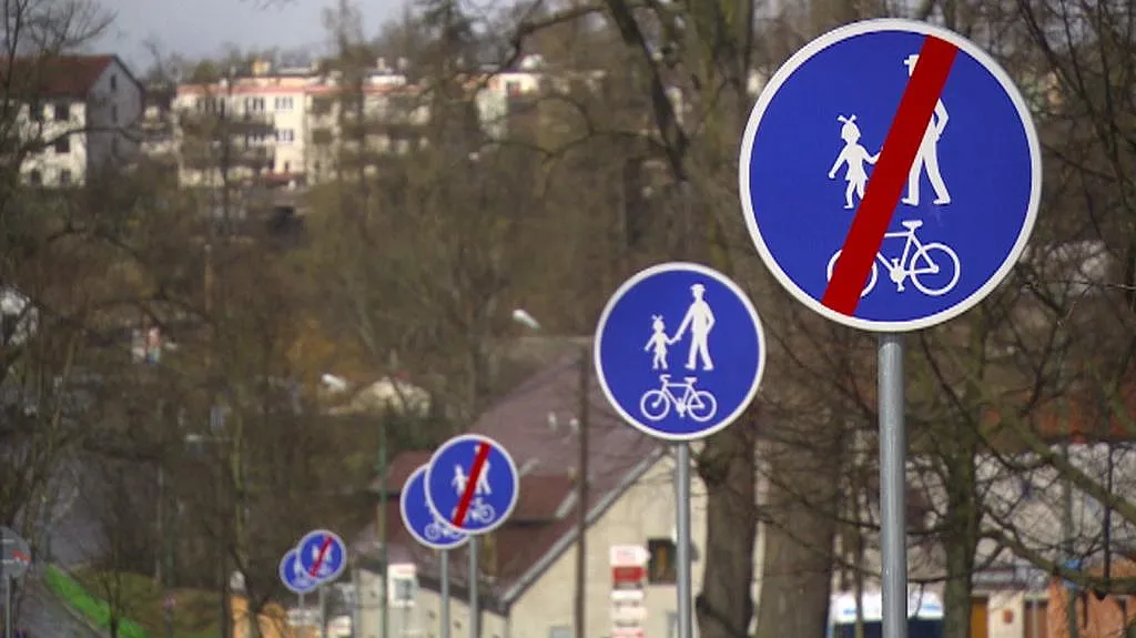 Dopravní značky na cyklostezce v Jihlavě