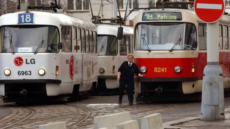 Vlevo původní T3 a vpravo rekonstruovaná T3R.P v pankrácké vozovně