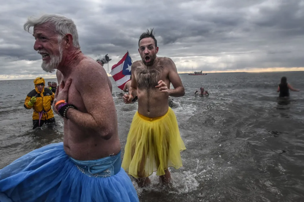 Na Nový rok se každoročně někteří obyvatelé New Yorku účastní otužilecké zábavy, během které se koupou v ledových vodách Atlantského oceánu na ostrově Coney Island