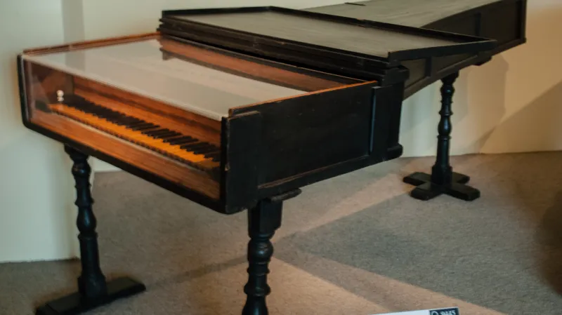 Fortepiano z dílny Bartolomea Cristoforiho z roku 1720. Je nejstarším dochovaným pianem. Fotografie je z Metropolitního muzea umění v New Yorku