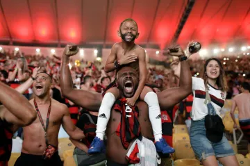Fanoušci, senioři a fotbalistky. Nominace World Press Photo 2020 v kategorii Sport